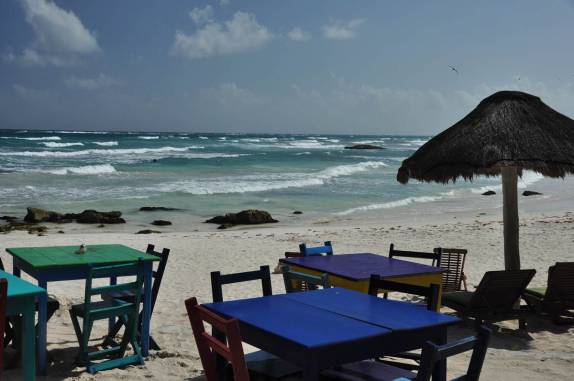 Restaurante muito bem locaiizado em praia de Tulum, na costa caribenha do Yucatán, no México